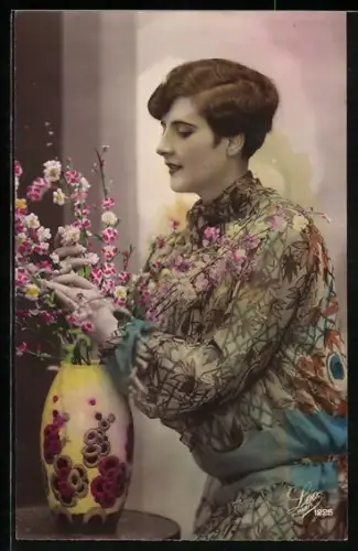 Foto-AK Leo, Paris Nr. 1225: Junge Frau mit Blumenvase