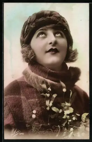 Foto-AK Leo, Paris Nr. 240: Junge Frau im karierten Mantel