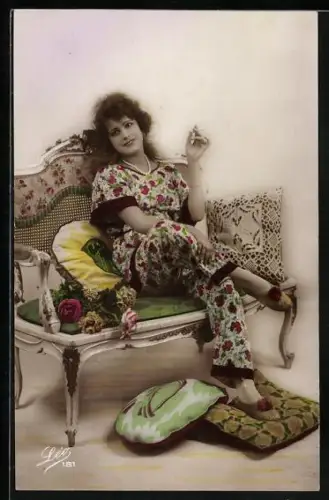 Foto-AK Leo, Paris Nr. 181: Junge Frau mit Zigarette sitzt lässig auf einer Bank