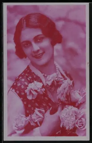Foto-AK Leo, Paris Nr. 1749: Junge Frau mit Perlenkette und verschiedenen Blüten