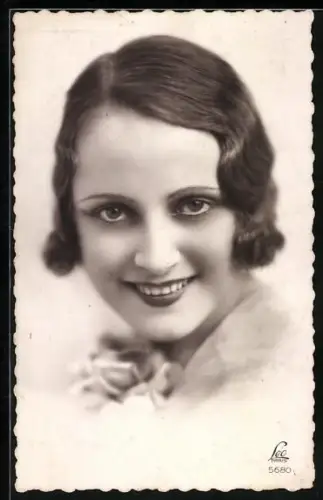 Foto-AK Leo, Paris Nr. 5680: En-Face Portrait einer jungen Frau