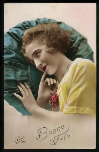 Foto-AK Leo, Paris Nr. 321: Junge Frau mit zufriedenem Blick