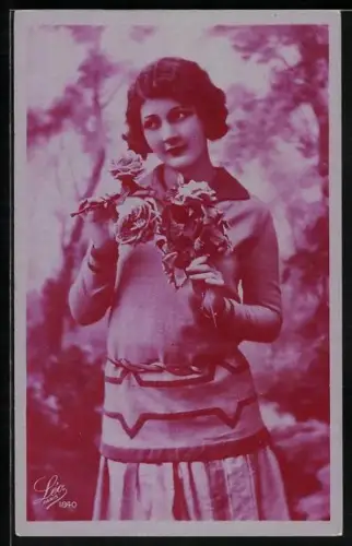 Foto-AK Leo, Paris Nr. 1840: Junge Frau im Kleid mit Rosen