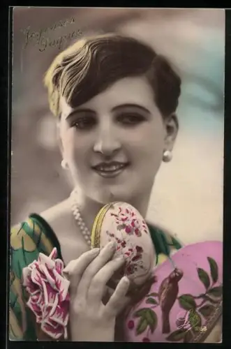 Foto-AK Leo, Paris Nr. 1263: Junge Frau mit Osterei