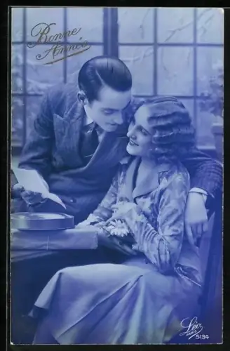 Foto-AK Leo, Paris Nr. 5134: Junges Paar beim Lesen eines Briefes