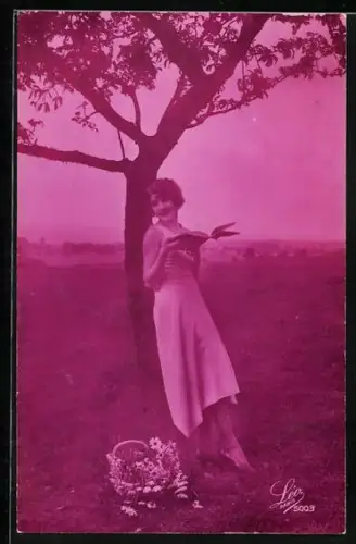 Foto-AK Leo, Paris Nr. 5003: Frau unter einem Baum beim Lesen