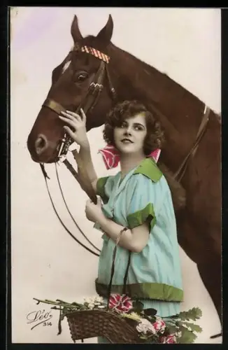 Foto-AK Leo, Paris Nr. 314: Junge Frau mit Blumenkorb neben Pferd