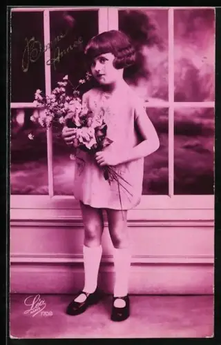 Foto-AK Leo, Paris Nr. 1708: Kleines Mädchen mit Blumenstrauss