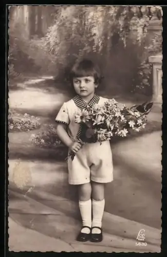 Foto-AK Leo, Paris Nr. 5630: Kleines Mädchen mit Blumenstrauss