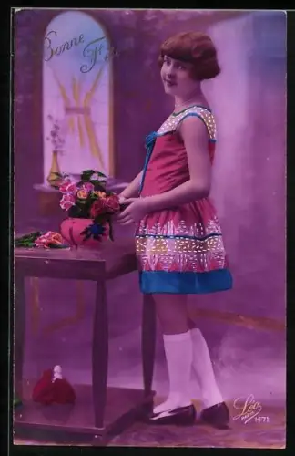 Foto-AK Leo, Paris Nr. 1471: Mädchen an einem Tisch mit Blumenvase