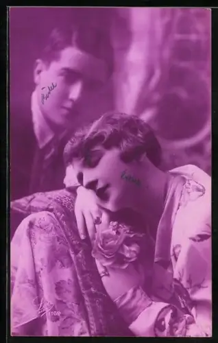 Foto-AK Leo, Paris Nr. 1169: Junge Frau ruht sich aus, im Hintergrund junger Mann