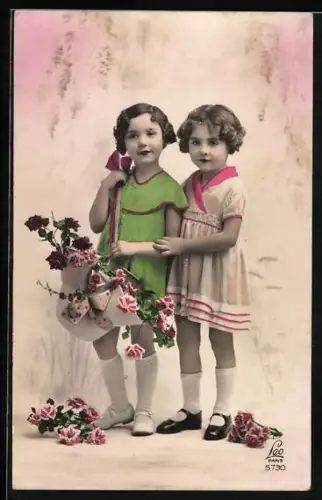 Foto-AK Leo, Paris Nr. 5730: Zwei kleine Mädchen mit Blumen