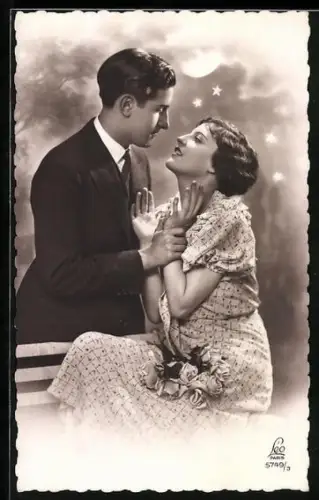 Foto-AK Leo, Paris Nr. 5749/3: Junger Mann in Zweisamkeit mit junger Frau