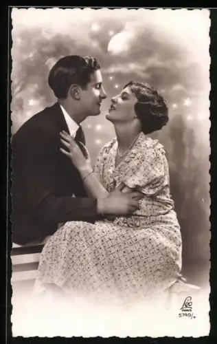 Foto-AK Leo, Paris Nr. 5749/4: Junges Paar schaut sich mit verliebtem Blick an