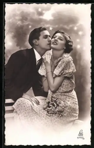 Foto-AK Leo, Paris Nr. 5749/2: Junger Mann küsst zärtlich junge Frau