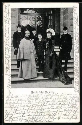 AK Kaiserliche Familie, Kaiser Wilhelm II. in Mantel mit Pickelhaube