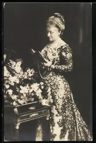 AK Kaiserin Auguste Victoria beim Lesen