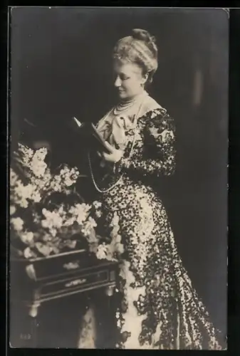 AK Kaiserin Auguste Victoria mit Buch neben Kommode