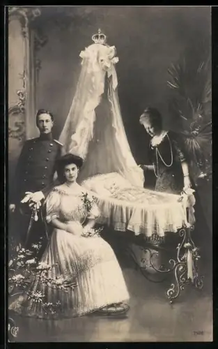 AK Kronprinz Wilhelm von Preussen mit seiner Frau und Mutter neben der Wiege