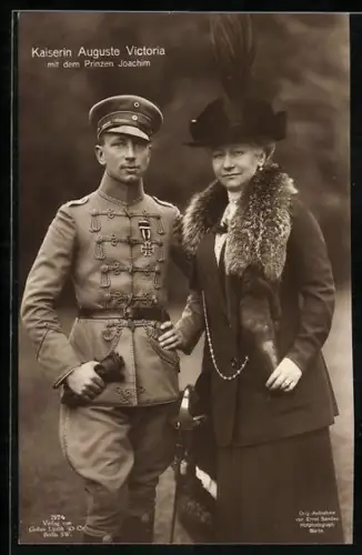 AK Kaiserin Auguste Victoria von Preussen mit Hut und dem Prinzen Joachim in Uniform