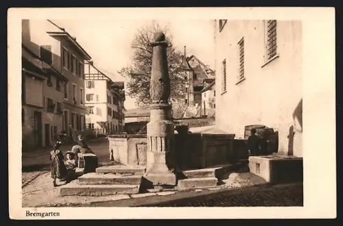 AK Bremgarten /AG, Kinder sitzen am Brunnen