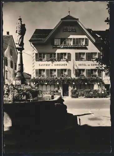 AK Sursee, Hotel Hirschen mit Brunnen und Säulendenkmal