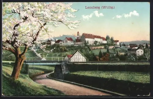AK Leonberg / Württ., Stadtansicht mit Brücke und blühendem Baum