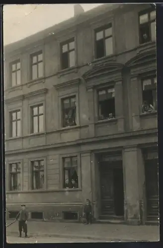 AK Dessau, Wohnhaus mit Bewohnern an den Fenstern