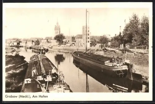 AK Grabow /Meckl., Hafen mit Lastkähnen und Kirche im Hintergrund