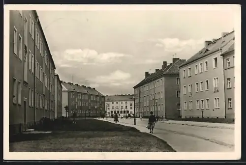AK Hoyerswerda, Passanten in der August-Bebel-Strasse