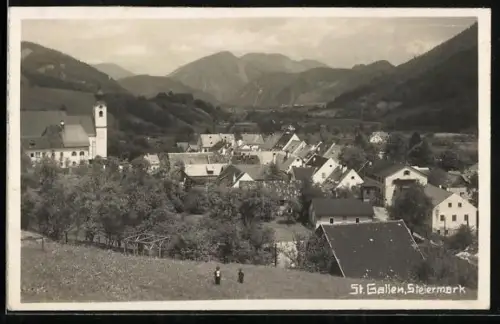 AK St. Gallen, Ortsansicht mit Kirche und Bergpanorama, Kinder auf einer Wiese