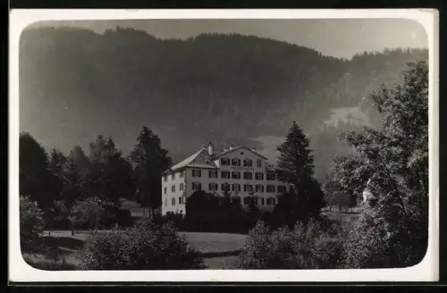 Foto-AK Andelsbuch, Ortspartie mit Marienheim am Abend