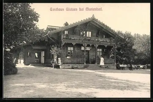 AK Glatzen, Jagdschloss, Frontalansicht mit Besuchern