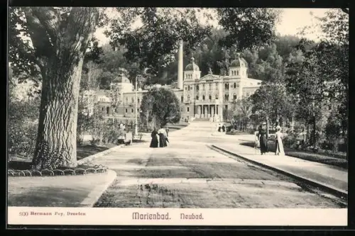 AK Marienbad, Neubad mit Spaziergängern