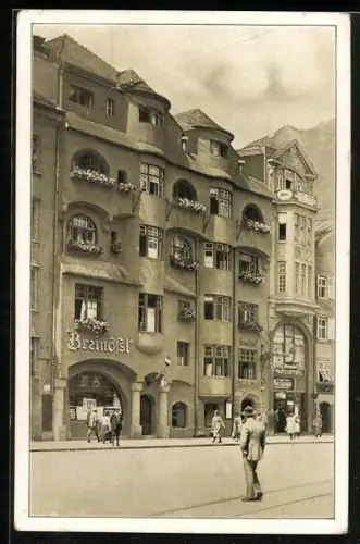 AK Innsbruck, Strassenpartie am Gasthof Breinössl in der Maria-Theresien-Strasse