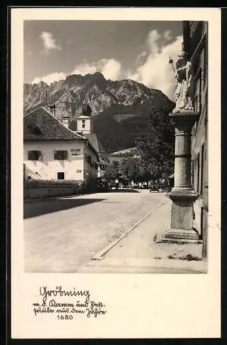 AK Gröbming, Strassenansicht mit Gasthof zur Post, Denkmal, Autos