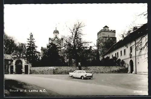 AK Bruck an der Leitha, Strassenpartie mit Turm u. Kirche