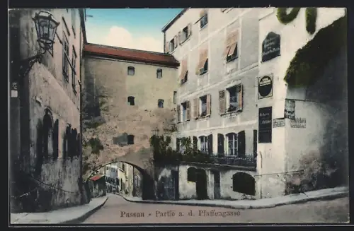 AK Passau, Partie an der Pfaffengasse, Strassentor
