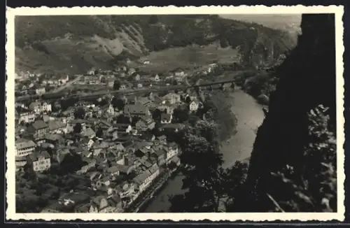Foto-AK Bad Münster, Gesamtansicht mit Fluss und Brücke