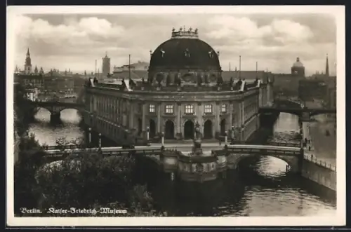 AK Berlin, Kaiser-Friedrich-Museum mit Spree
