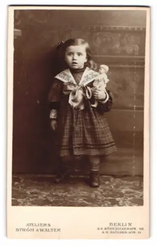 Fotografie Ström & Walter, Berlin, Köpenickerstr. 102, Kleines Mädchen mit Puppe
