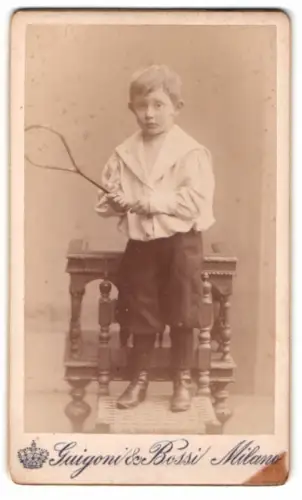 Fotografie Guigoni & Bossi, Milano, Corso Vitt. Emanuele 13, junger Knabe Heinz Blase mit Tennisschläger, 1897