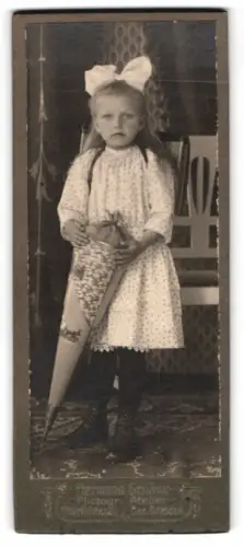 Fotografie Hermann Schöne, Oberlichtenau, Prager Strasse 28, junges Mädchen mit Schultüte