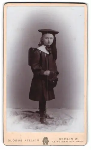 Fotografie Globus Atelier, Berlin W., Leipziger Str. 132/135, Mädchen im Schuloutfit zum Schulanfang mit Ranzen, 1904