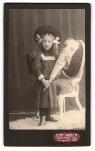 Fotografie Curt Weber, Sebnitz, Langestr. 308, Mädchen mit Schultüte und Schulranzen