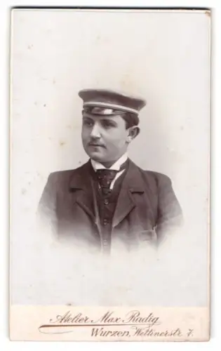 Fotografie Max Radig, Wurzen, Wettinerstr. 7, Porträt eines jungen Studenten im Anzug mit Couleur an der Mütze