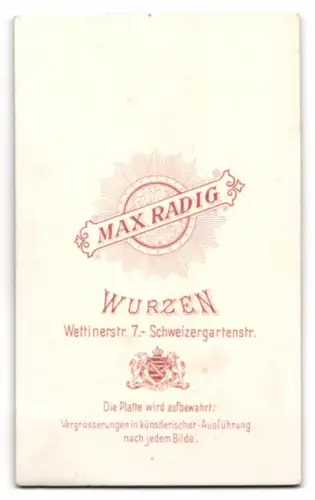 Fotografie Max Radig, Wurzen, Wettinerstr. 7, Porträt eines jungen Studenten im Anzug mit Couleur an der Mütze