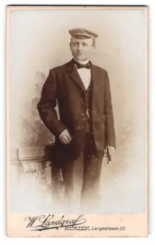 Fotografie W. Landgraf, Wurzen, Langestrasse 20, junger Student im Anzug mit Couleur an der Mütze