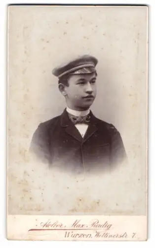 Fotografie Max Radig, Wurzen, Wettinerstr. 7, junger Student im Anzug mit Schirmmütze