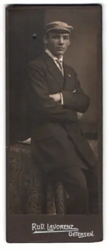 Fotografie Rud. Lavorenz, Uetersen, Student mit verschränkten Armen